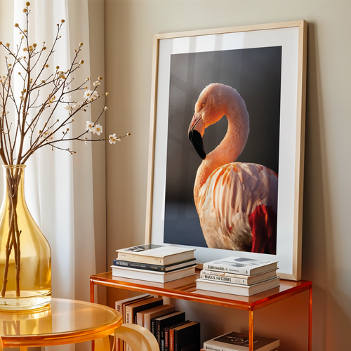 Natuurprint ‘Flamingo in de zon’ als wanddecoratie in een interieur
